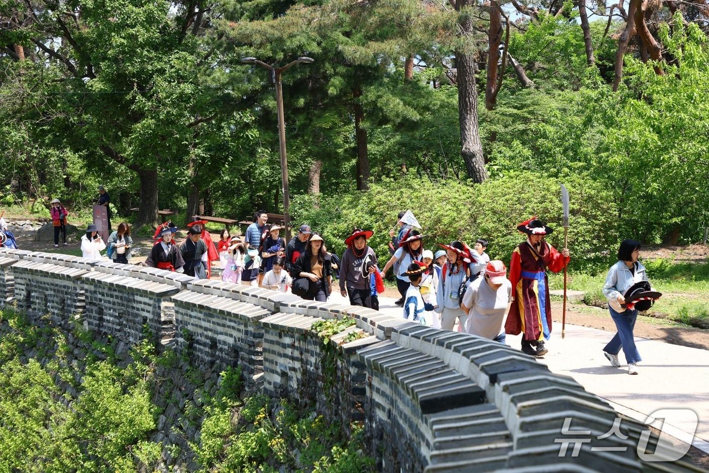 본문 이미지 - 남한산성 '탁월한 보편적 가치(OUV) 탐험대' 자료사진.(경기도 제공. 재판매 및 DB금지)