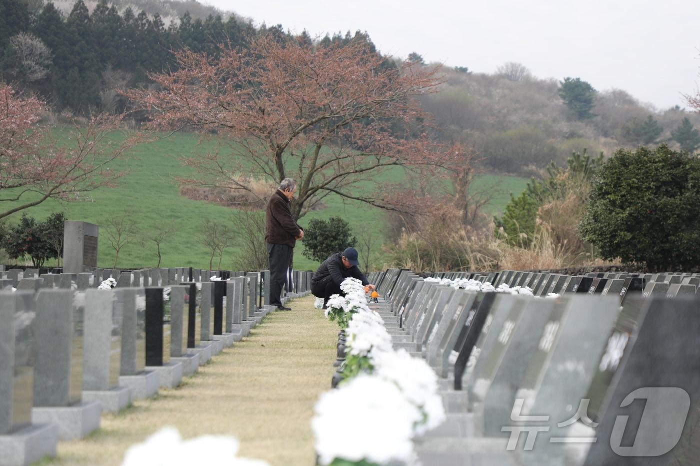 본문 이미지 - 4·3 희생자 추념일인 3일 오전 제주4·3평화공원 행방불명인 표석에서 4·3 희생자 유족들이 제를 지내고 있다. ⓒ 뉴스1 오미란 기자