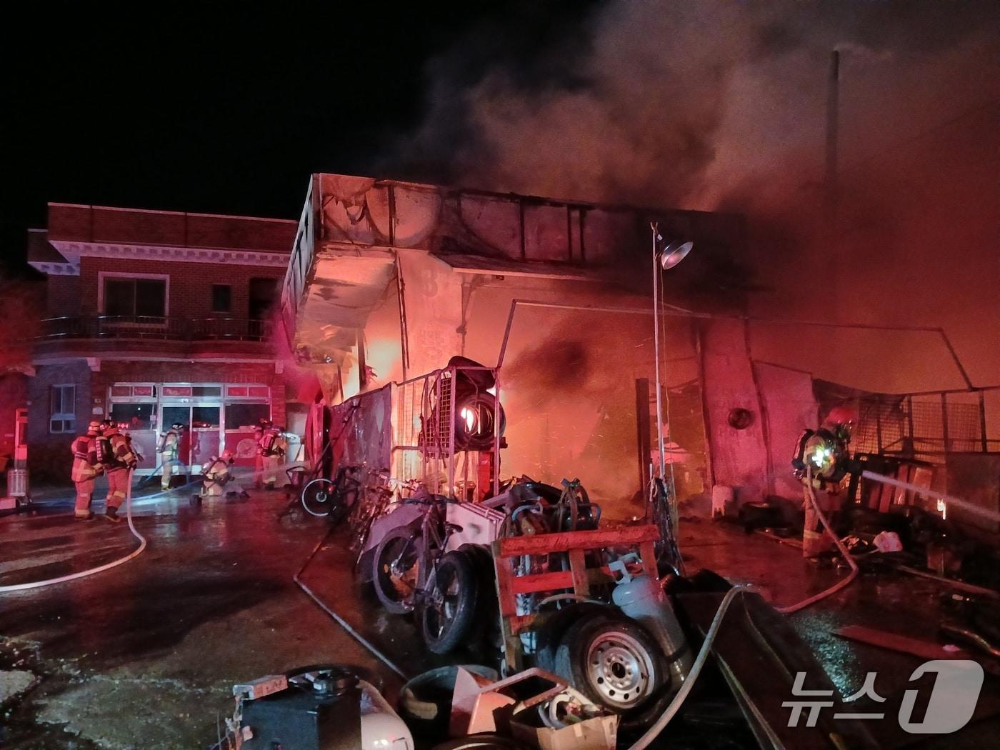 본문 이미지 - 3일 오전 2시 6분쯤 경북 포항시 북구 신광면 한 카센터에서 불이 나 진화 대원들이 불을 끄고 있다.(경북소방본부 제공. 재판매 및 DB 금지)2026.4.3/뉴스1