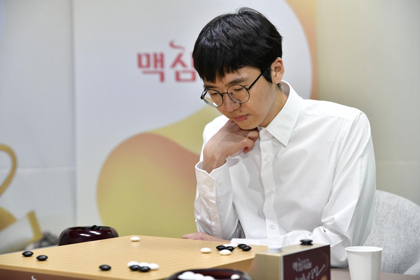 본문 이미지 - 맥심커피배 입신최강전 정상에 오른 변상일 9단. (한국기원 제공)