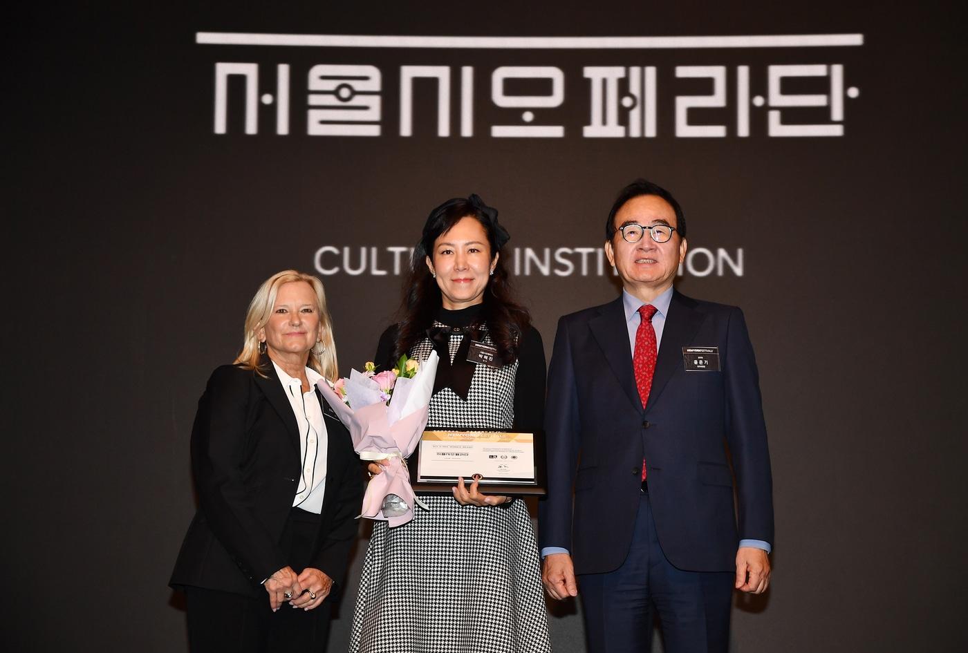 본문 이미지 - 2026 대한민국 국가브랜드 대상 서울시오페라단 수상 사진(세종문화회관 제공)