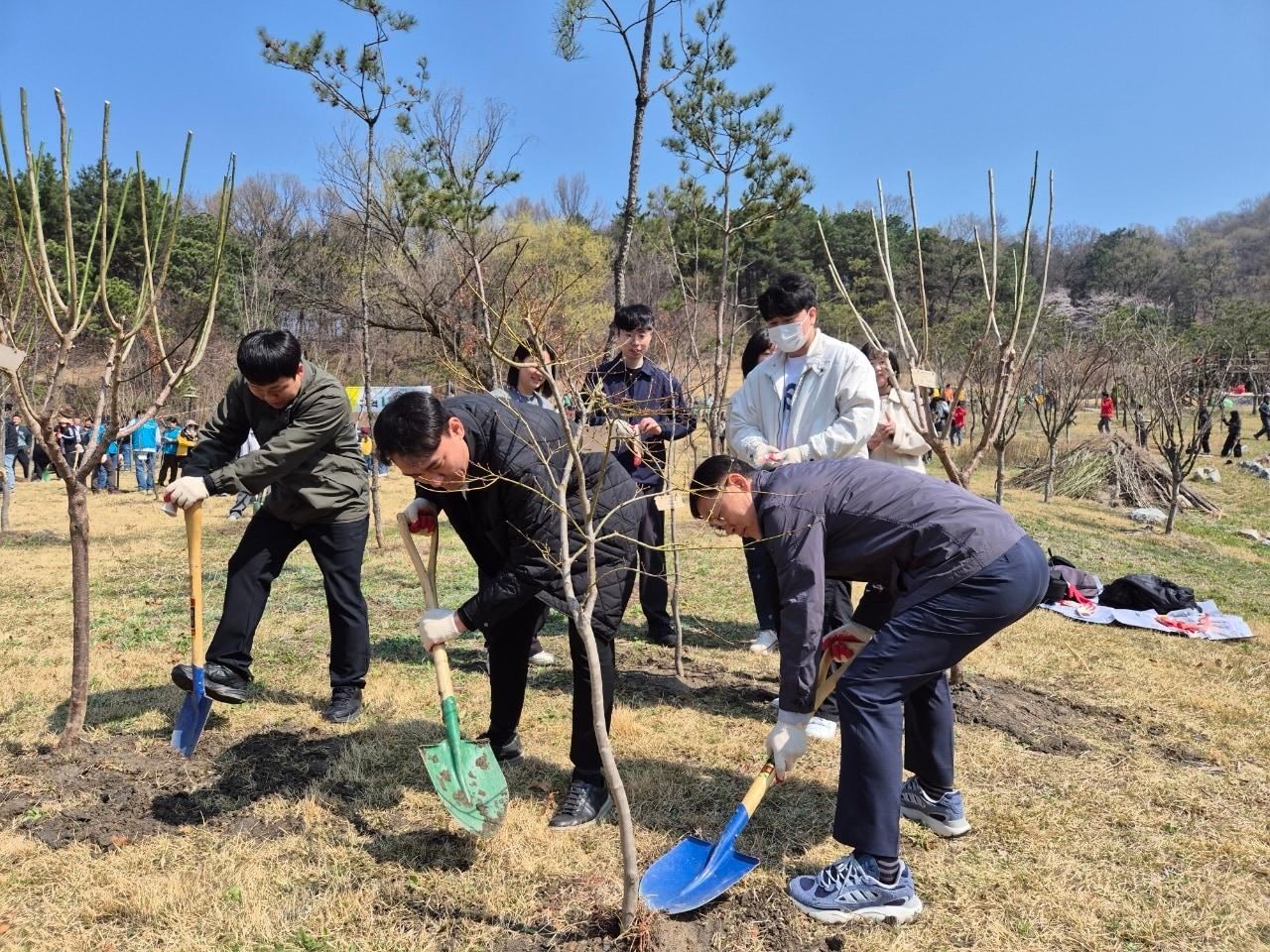 본문 이미지 - 나무심기 행사를 가진 소진공 (소진공 제공)