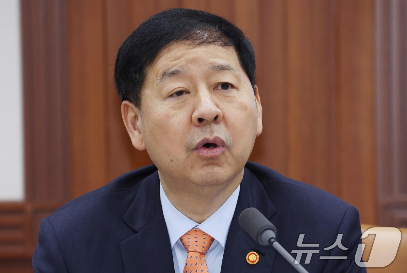 본문 이미지 - 구윤철 경제부총리 겸 재정경제부 장관이 3일 오전 서울 종로구 세종대로 정부서울청사에서 열린 비상경제본부회의 겸 경제관계장관회의에서 모두 발언을 하고 있다. 2026.4.3 ⓒ 뉴스1 김명섭 기자