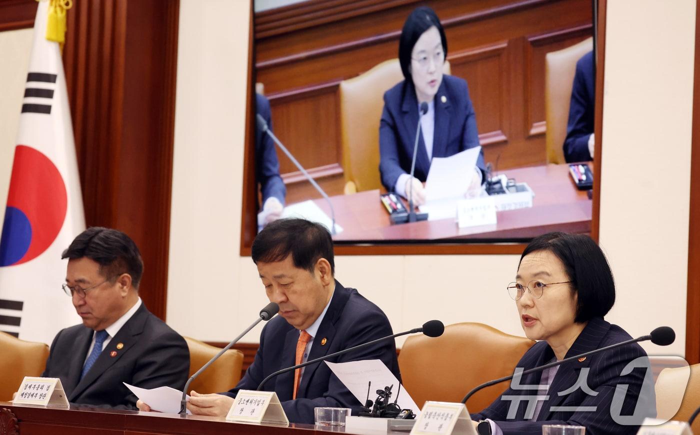 본문 이미지 - 한성숙 중소벤처기업부 장관이 3일 오전 서울 종로구 세종대로 정부서울청사에서 열린 비상경제본부회의 겸 경제관계장관회의에서 발언을 하고 있다. 2026.4.3 ⓒ 뉴스1 김명섭 기자