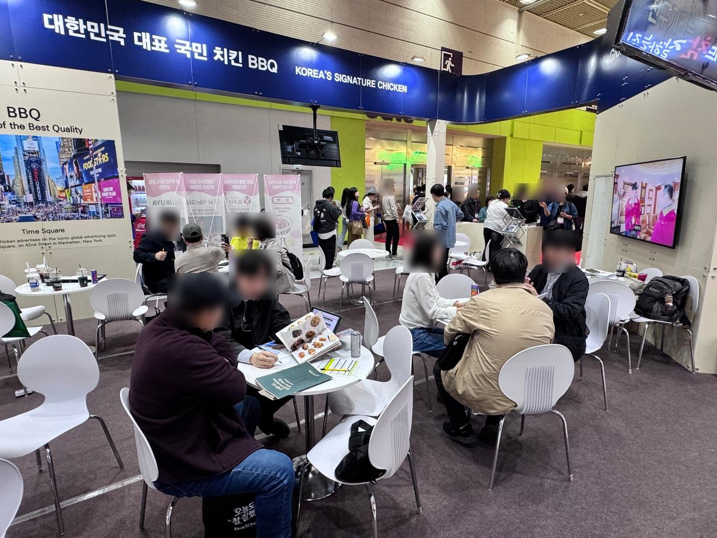 본문 이미지 - 제너시스BBQ 프랜차이즈 창업 박람회 부스 모습.(제너시스BBQ 제공)