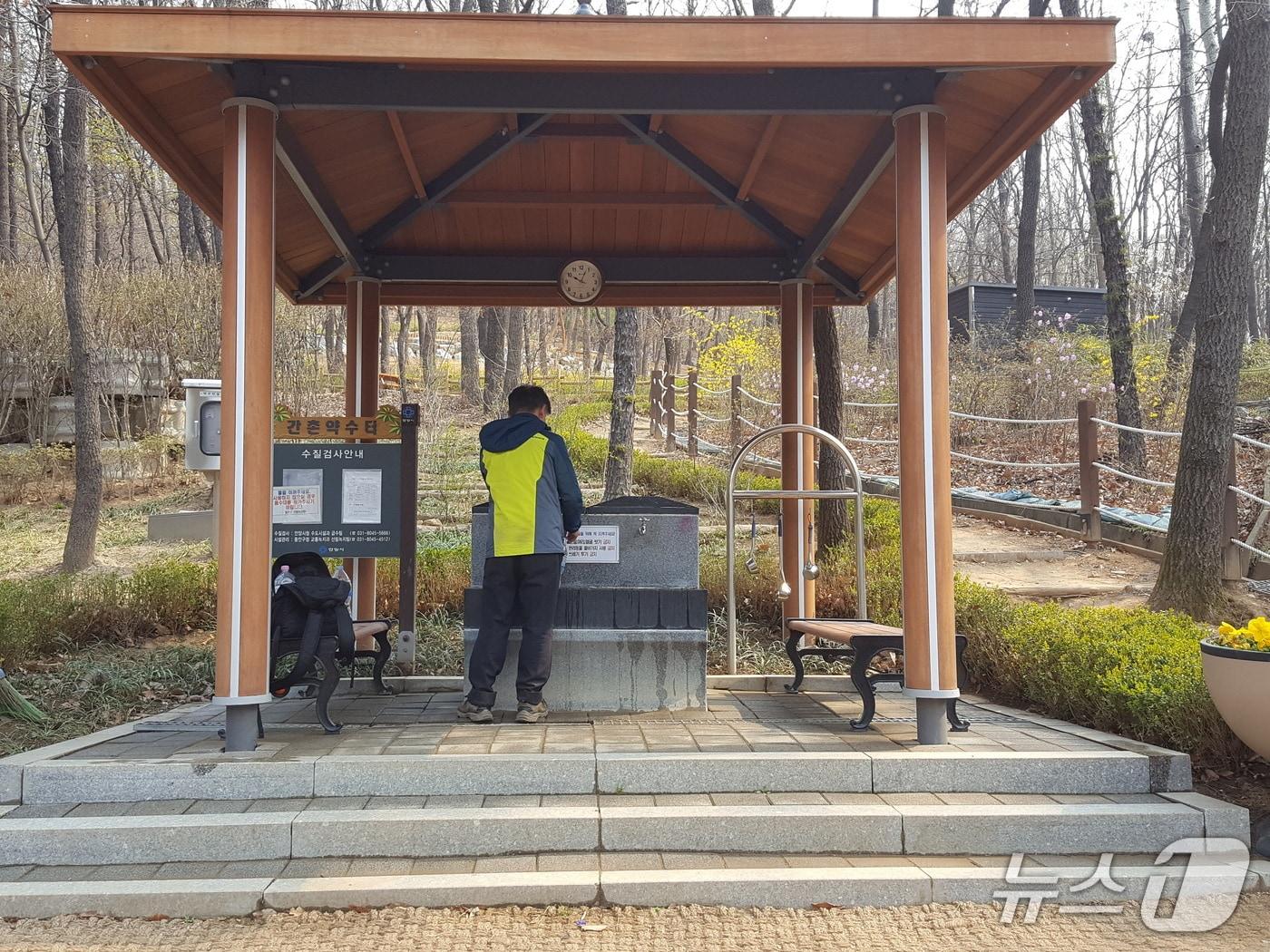 본문 이미지 - 안양 간촌약수터 자료사진.(경기도 제공. 재판매 및 DB금지)