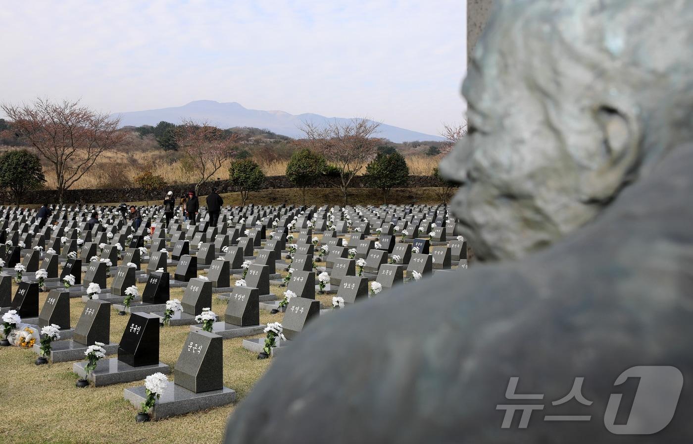 본문 이미지 - 4·3 희생자 추념일인 3일 오전 제주4·3평화공원 행방불명인 표석에서 4·3 희생자 유족들이 제를 지내고 있다. 2026.4.3 ⓒ 뉴스1 오미란 기자