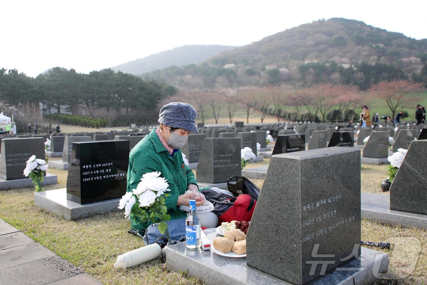 본문 이미지 - 4·3 희생자 추념일인 3일 오전 제주4·3평화공원 행방불명인 표석에서 4·3 희생자 유족들이 제를 지내고 있다. 2026.4.3 ⓒ 뉴스1 오미란 기자