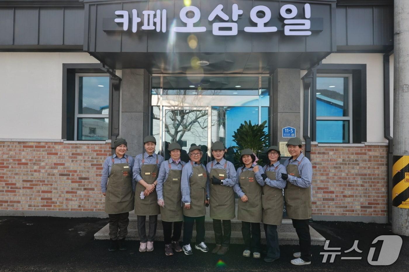 본문 이미지 - 영동군 용화면 용화리 일대에  조성한 카페 운영을 맡은 새삶협동조합원들. (영동군 제공. 재판매 및 DB금지) 