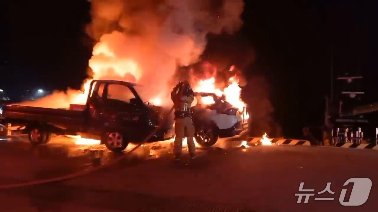 본문 이미지 - 전남 완도서 3일 주행중이던 차량에 화재가 발생해 당국이 진화 작업을 벌이고 있다. (전남소방본부 제공. 재판매 및 DB금지)