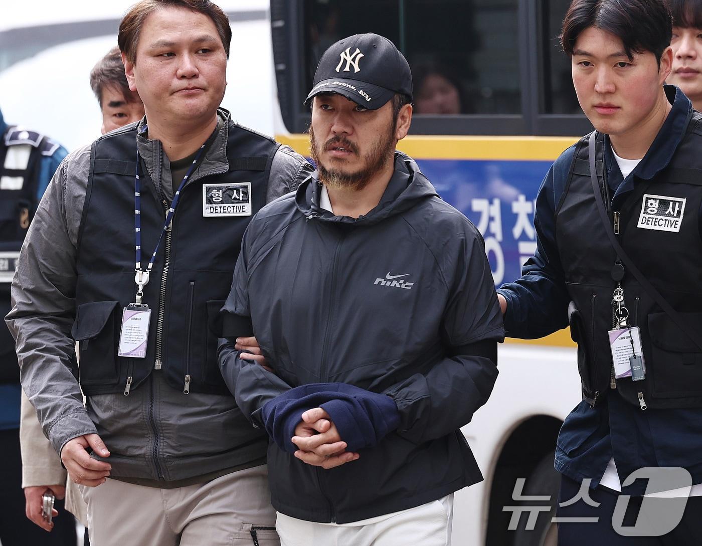 본문 이미지 - 필리핀에서 국내로 압송된 '마약왕' 박왕열이 3일 오전 경기 의정부지방검찰청으로 송치되고 있다. 2026.4.3 ⓒ 뉴스1 구윤성 기자