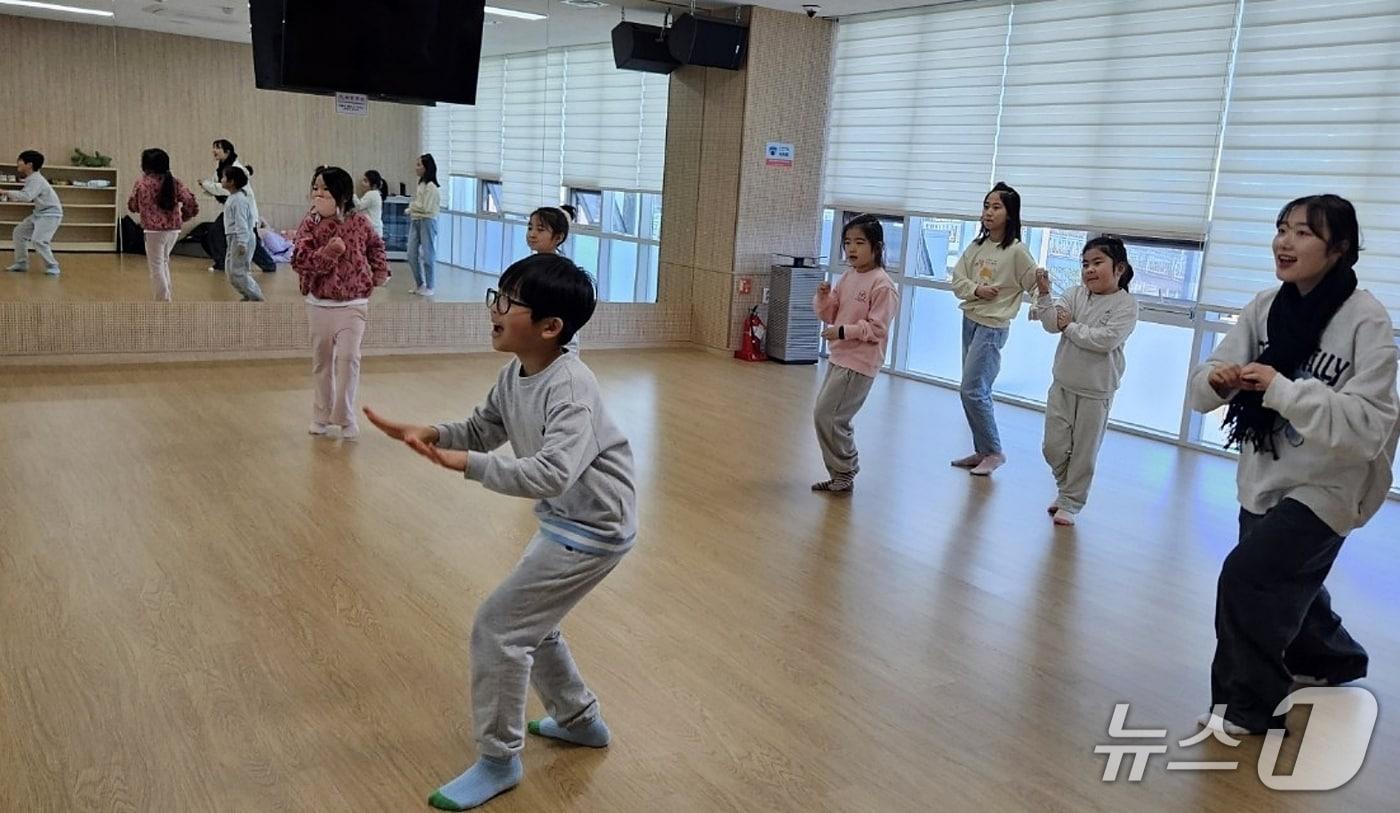 본문 이미지 - 증평군청소년문화의집 릴스댄스 수업.(증평군 제공. 재판매 및 DB금지)
