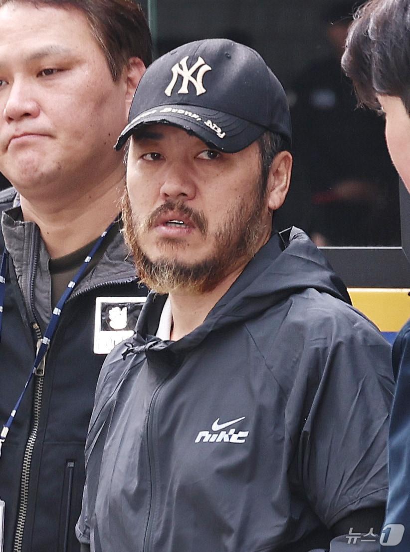 본문 이미지 - 필리핀에서 국내로 압송된 '마약왕' 박왕열이 3일 오전 경기 의정부지방검찰청으로 송치되고 있다. 2026.4.3 ⓒ 뉴스1 구윤성 기자