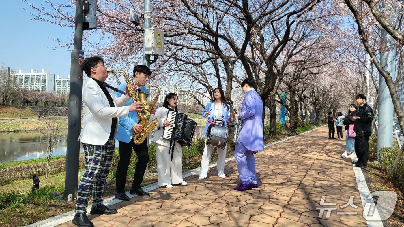 본문 이미지 - 2025 안양천 벚꽃 퍼레이드 공연.(금천구 제공)