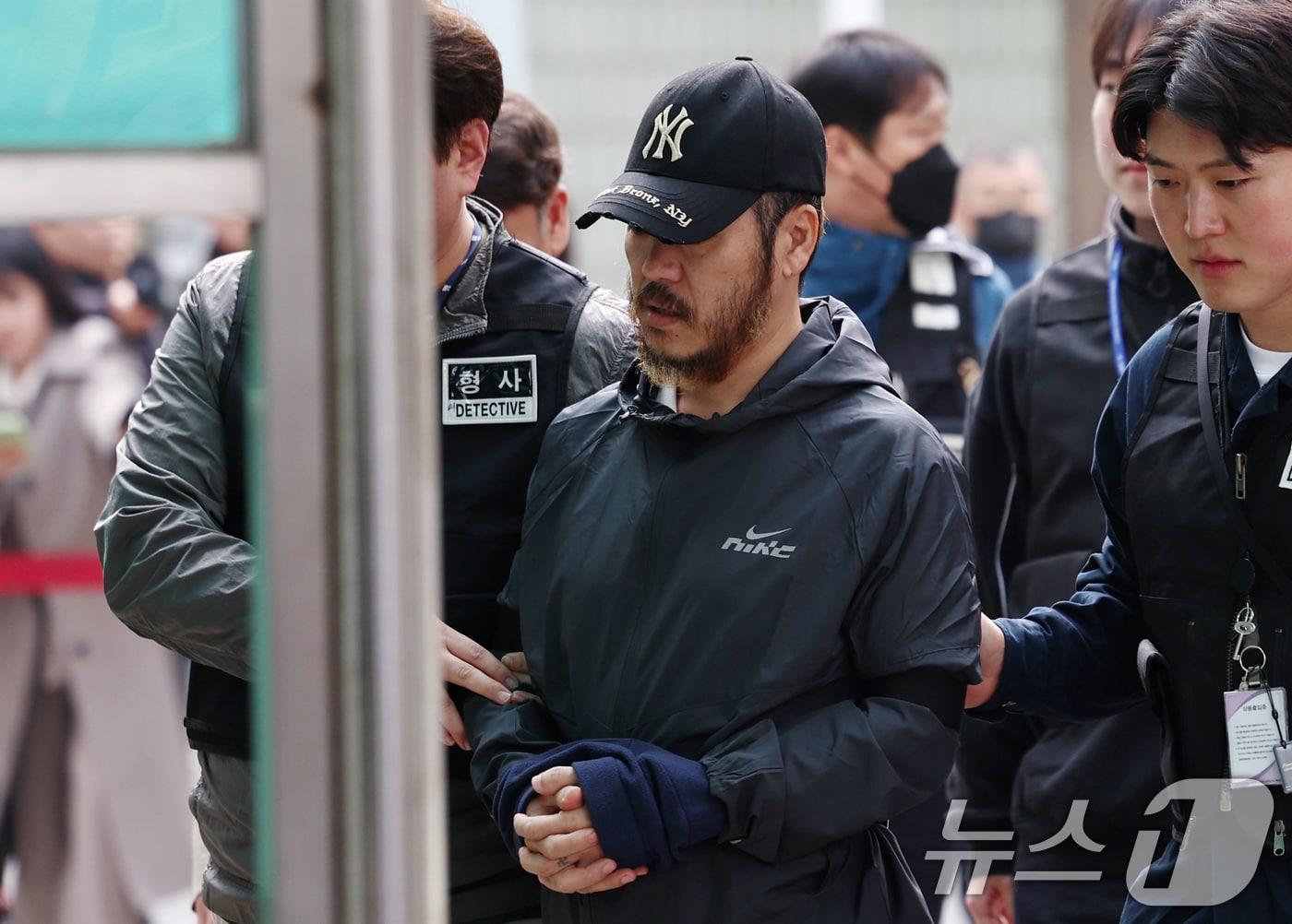 본문 이미지 - 필리핀에서 국내로 압송된 '마약왕' 박왕열이 3일 오전 경기 의정부지방검찰청으로 송치되고 있다. 2026.4.3 ⓒ 뉴스1 구윤성 기자