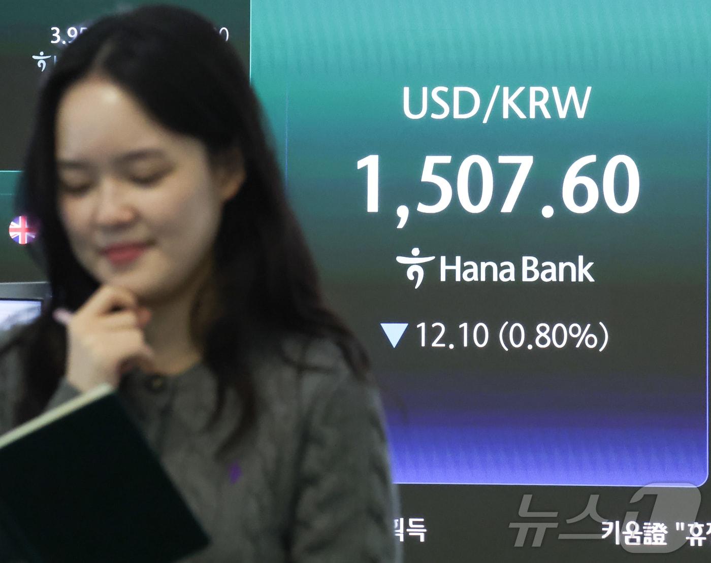 본문 이미지 - 3일 오전 서울 중구 하나은행 딜링룸 전광판에 코스피와 코스닥 등 시황이 표시되고 있다. 이날 코스피는 전 거래일보다 141.45포인트(2.70%) 상승해 5375.5로 출발했다. 2026.4.3 ⓒ 뉴스1 이종수 인턴기자