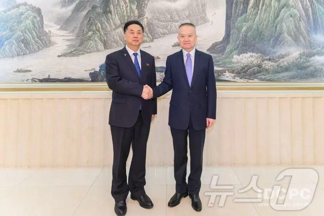 본문 이미지 - 류하이싱 중국 대외연락부장(왼쪽)과 리룡남 주중 북한대사가 2일 베이징에서 만났다. (사진제공=중국 대외연락부) ⓒ 뉴스1 정은지 특파원