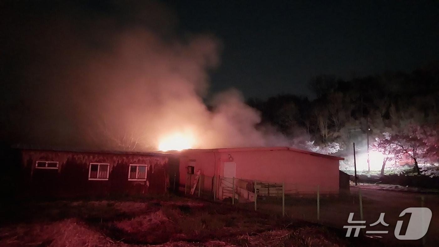 본문 이미지 - 합천 초계면 돈사 화재 현장.(경남소방본부 제공. 재판매 및 DB금지)