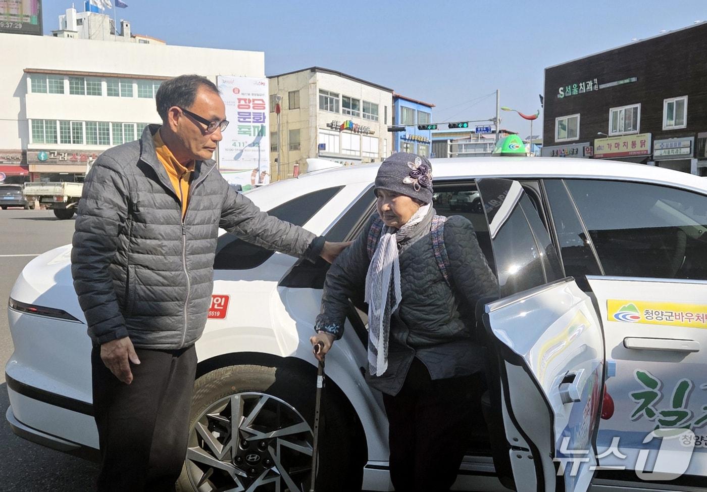 본문 이미지 - 군민들이 교통약자 바우처 택시를 이용하고 있다. (창양군 제공. 재판매 및 DB금지) 2026.4.3/뉴스1