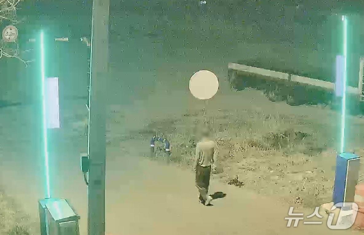 본문 이미지 - 지난달 29일 새벽시간 스마트 검색서비스로 발견한 실종치매노인 모습.(울산 북구 제공. 재판매 및 DB금지)/뉴스1