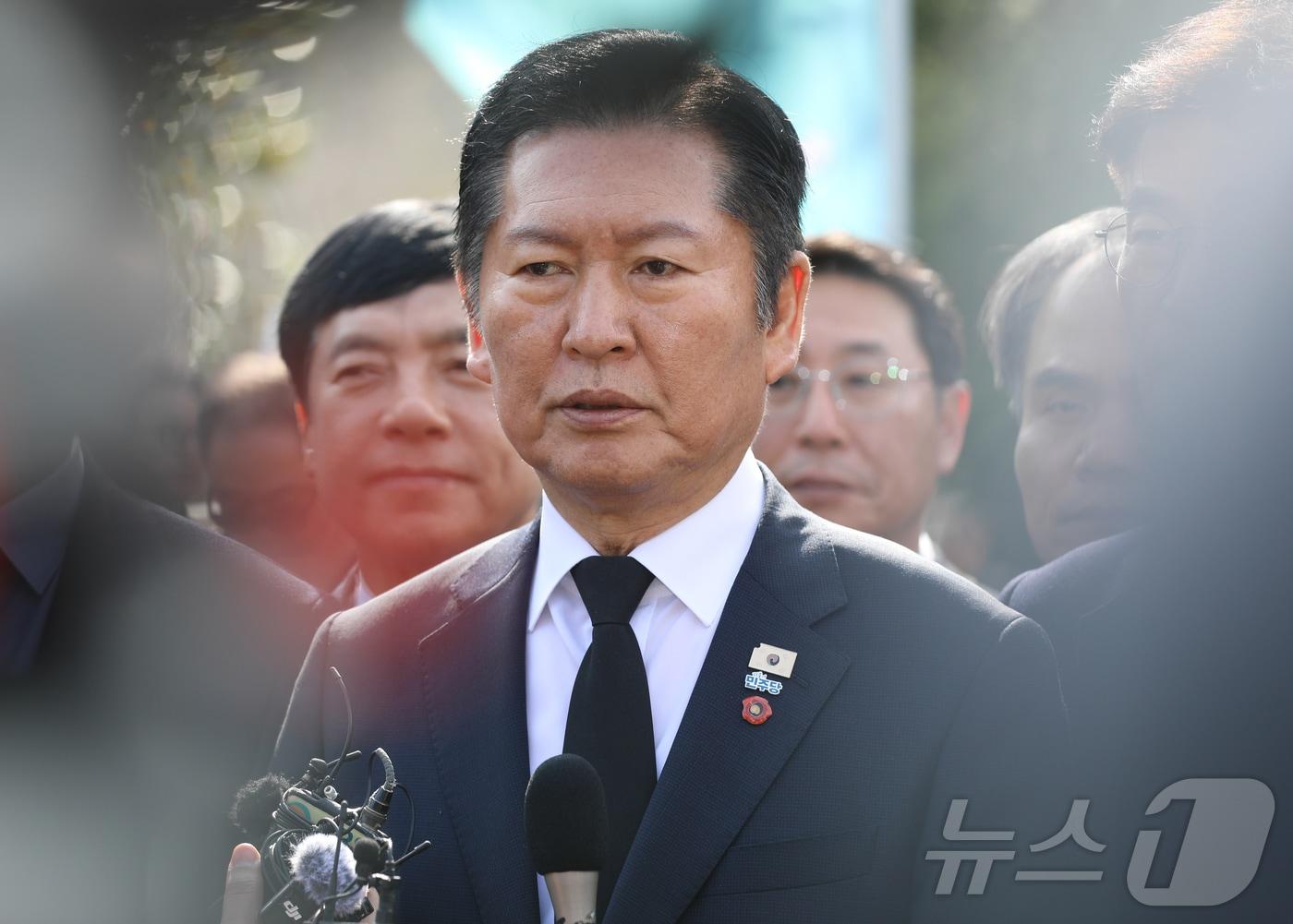 본문 이미지 - 정청래 더불어민주당 대표가 3일 오전 제주4·3평화공원에서 열린 제78주년 4·3 희생자 추념식 입장 전 취재진의 질문에 답변하고 있다. 2026.4.3 ⓒ 뉴스1 오미란 기자