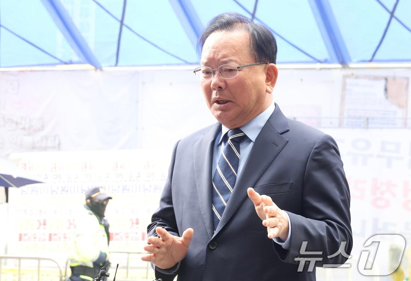 본문 이미지 - 대구시장 출마를 선언한 김부겸 전 국무총리가 3일 오전 서울 여의도 더불어민주당 중앙당사에서 후보자 면접을 보기 전 취재진 질문에 답변하고 있다. (공동취재) 2026.4.3 ⓒ 뉴스1 이승배 기자