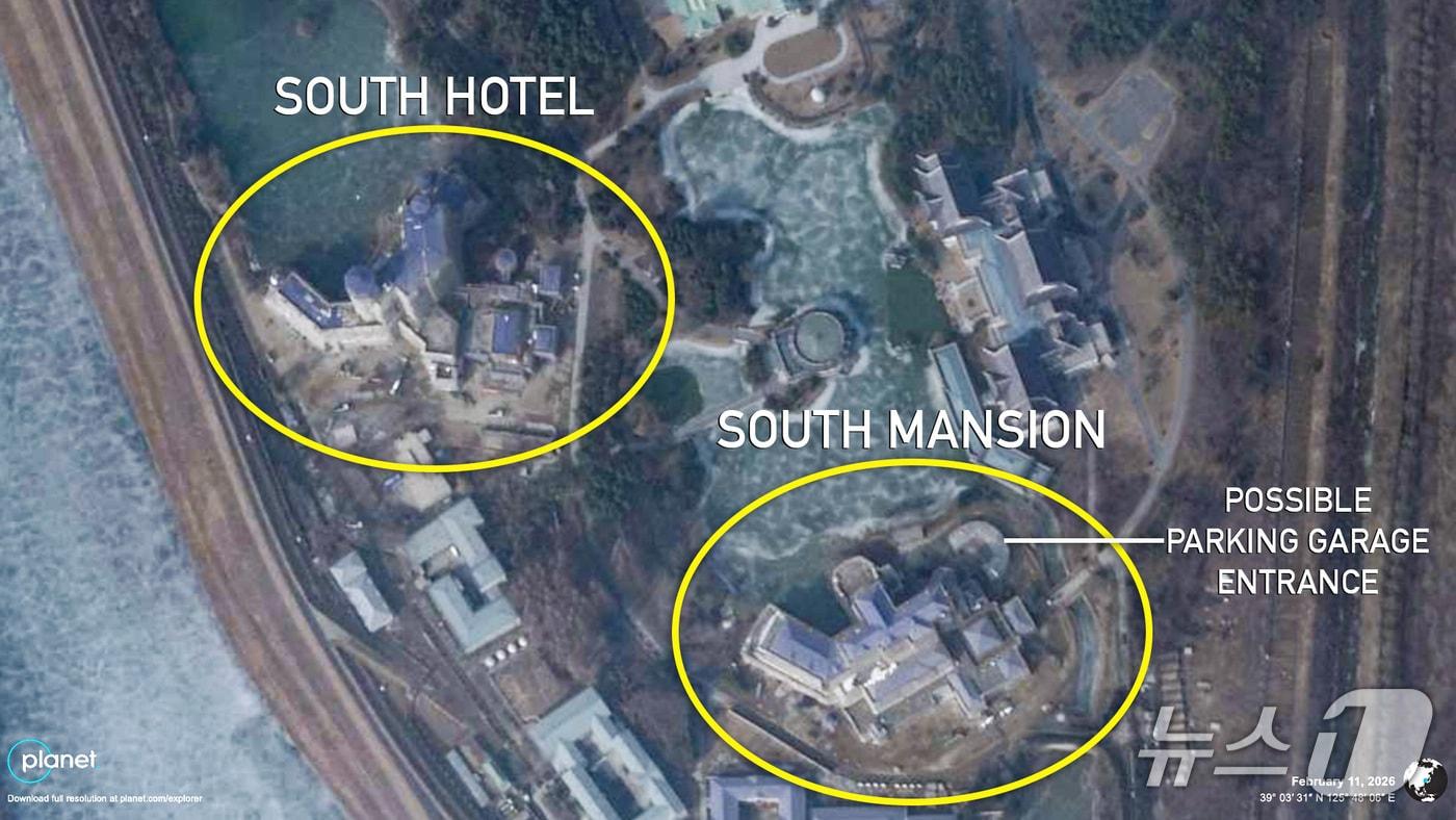 본문 이미지 - 3일 북한 전문 매체 NK뉴스는 지난달 26일 위성사진 전문 업체 플래닛랩스가 촬영한 위성사진을 통해 금수산 영빈관 내부에 7층 규모 호텔형 건물 2동과 별도의 저택이 신축됐다고 보도했다.(NK뉴스 갈무리).