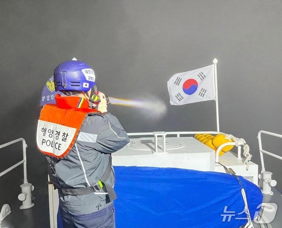 본문 이미지 - 짙은 안개 속 안전 관리하는 해경. (목포해경 제공. 재판매 및 DB 금지)