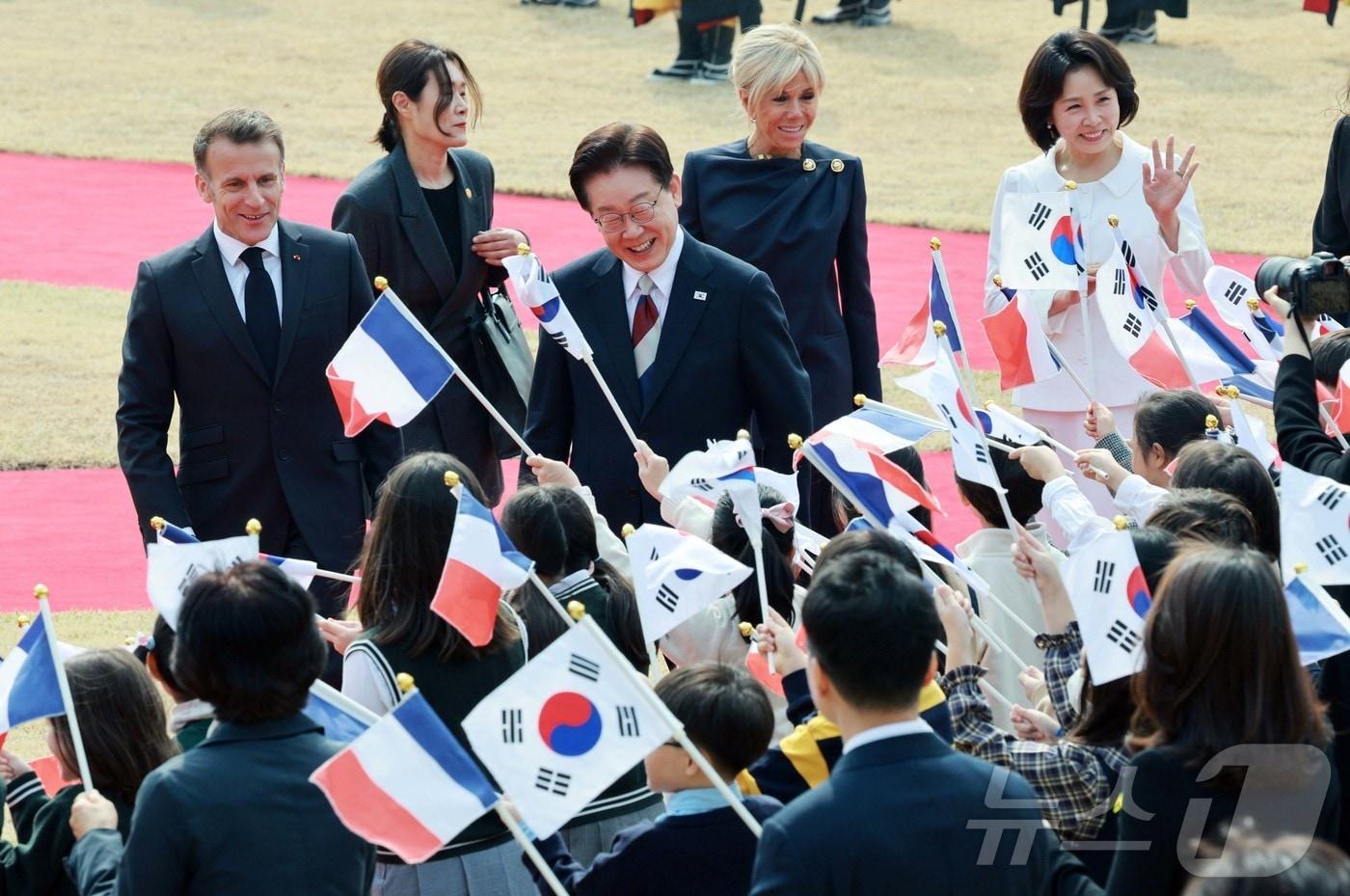 본문 이미지 - 이재명 대통령과 에마뉘엘 마크롱 프랑스 대통령이 3일 청와대에서 열린 공식 환영식에서 어린이들에게 인사를 하고 있다. 2026.4.3 ⓒ 뉴스1 허경 기자