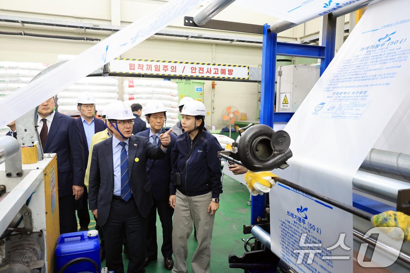 본문 이미지 - 김성환 기후에너지부 장관이 3일 인천 서구 장애인 직업재활시설에서 종량제봉투 수급 현황 점검 하고 있다. 2026.4.3 ⓒ 뉴스1 이호윤 기자