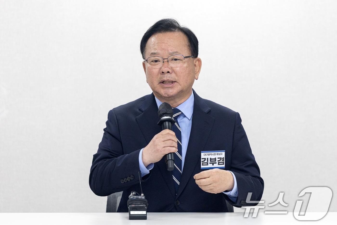 본문 이미지 - 대구시장 출마를 선언한 김부겸 전 국무총리가 3일 오전 서울 여의도 더불어민주당 중앙당사에서 후보자 면접을 보고 있다. 2026.4.3 ⓒ 뉴스1 이승배 기자