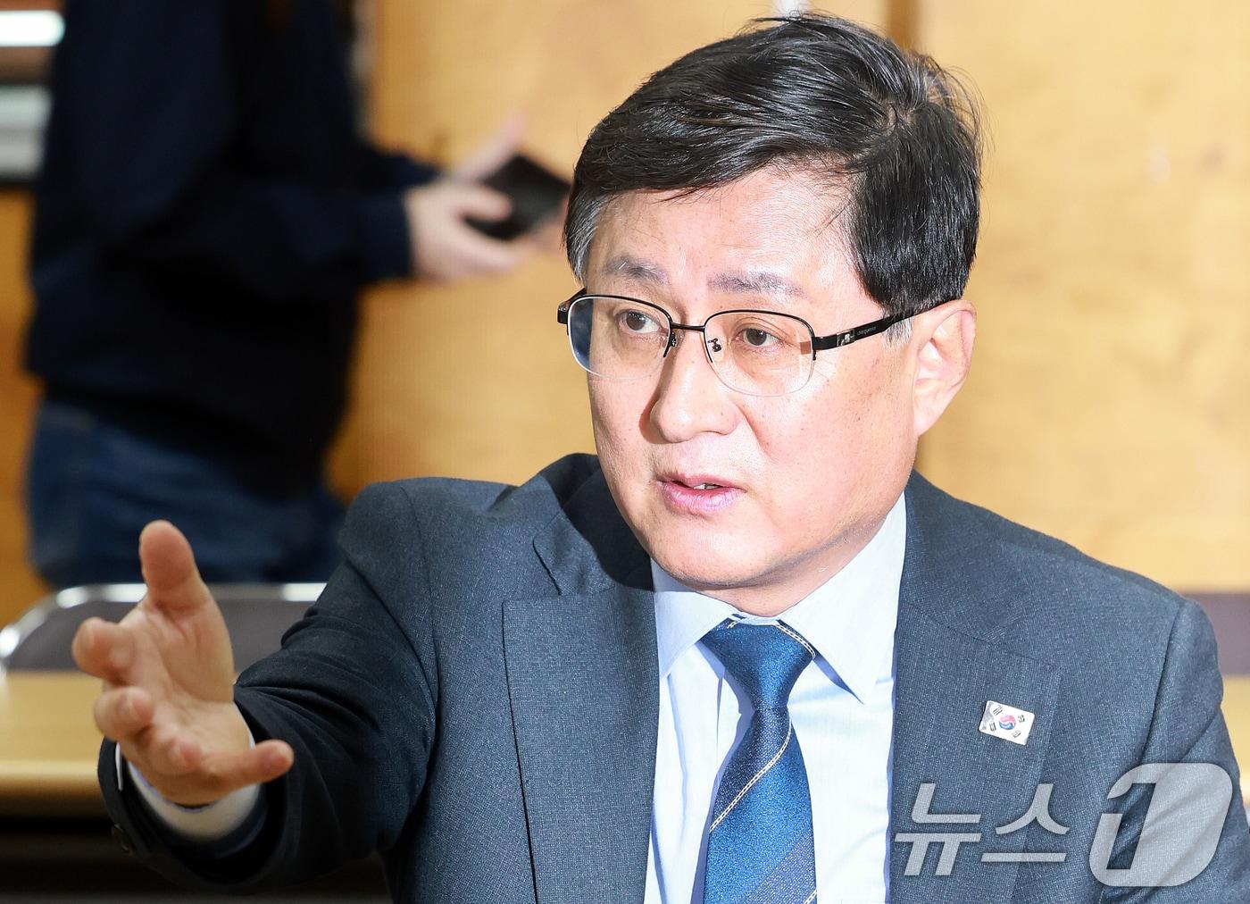 본문 이미지 - 김성환 기후에너지부 장관이 인천 서구 장애인 직업재활시설에서 종량제봉투 수급 현황 점검을 마치고 관계자들과 현장간담회를 갖고 있다. 2026.4.3 ⓒ 뉴스1 이호윤 기자