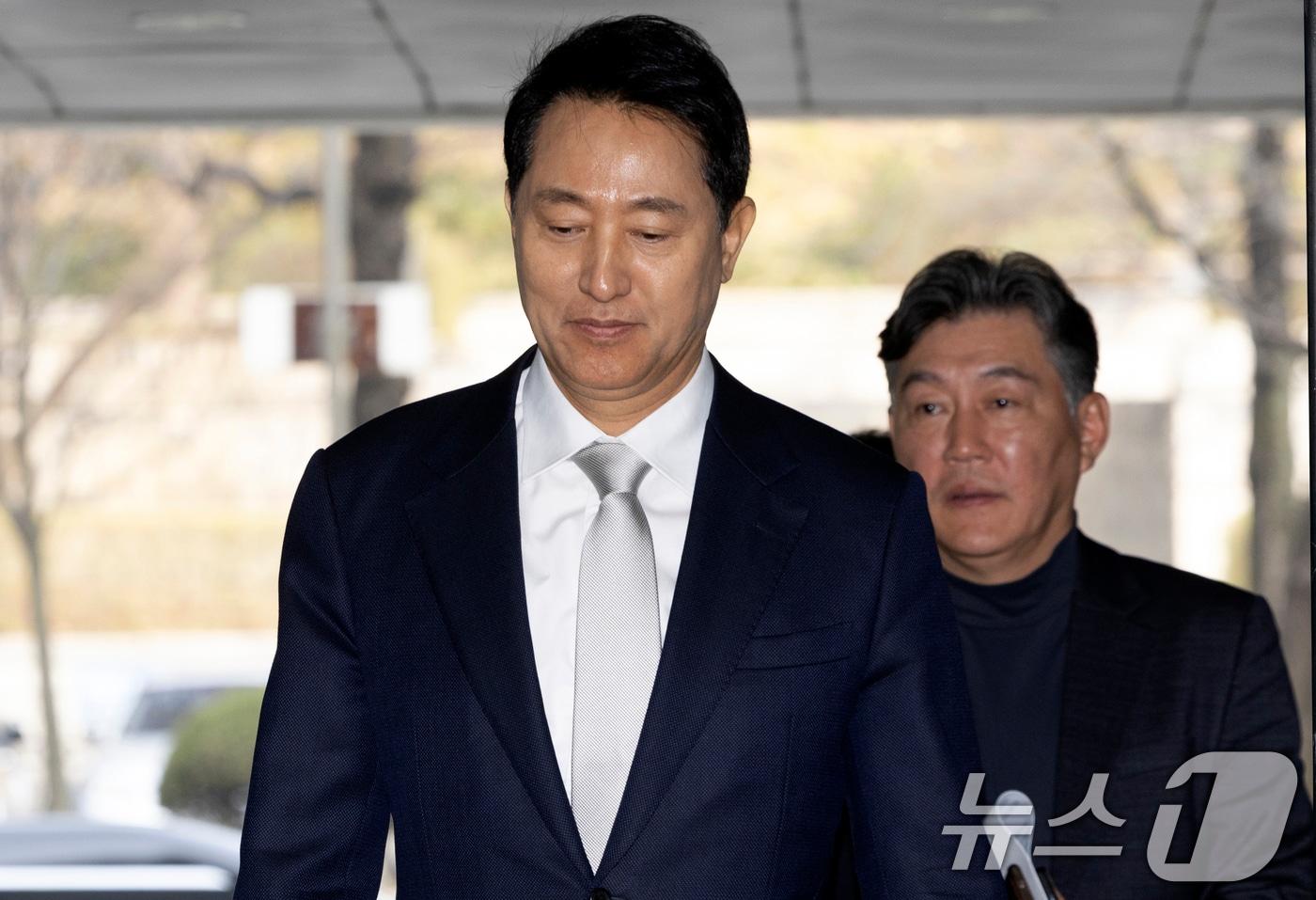 본문 이미지 - 정치자금법 위반 혐의를 받는 오세훈 서울시장이 3일 서울 서초구 서울중앙지방법원에서 열린 여론조사비 대납 의혹 사건 1심 공판에 출석하고 있다. 2026.4.3 ⓒ 뉴스1 최지환 기자
