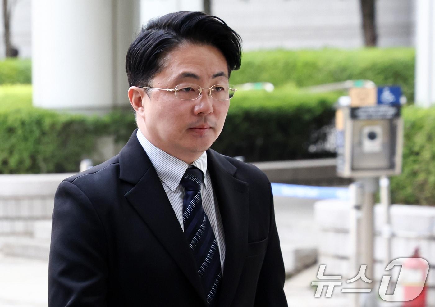 본문 이미지 - 김건희 여사 일가의 집사로 알려진 김예성 씨가 3일 서울 서초구 서울고등법원에서 열린 항소심 공판을 마치고 법정을 나서고 있다. 2026.4.3 ⓒ 뉴스1 최지환 기자