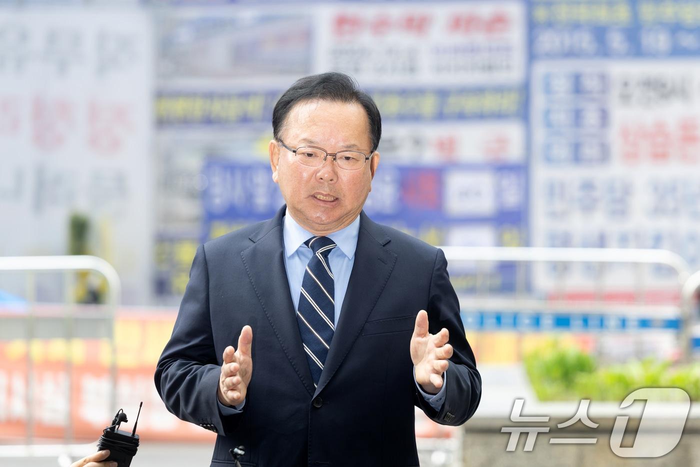 본문 이미지 - 대구시장 출마를 선언한 김부겸 전 국무총리가 3일 오전 서울 여의도 더불어민주당 중앙당사에서 후보자 면접을 보기 전 취재진의 질문에 답하고 있다. 2026.4.3 ⓒ 뉴스1 이승배 기자