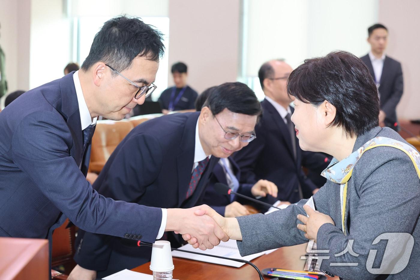 본문 이미지 - 서영교 위원장과 구자현 검찰총장 직무대행이 3일 서울 여의도 국회에서 열린 윤석열정권정치검찰조작기소의혹사건진상규명국정조사특별위원회 전체회의에서 인사하고 있다. 2026.4.3 ⓒ 뉴스1 신웅수 기자