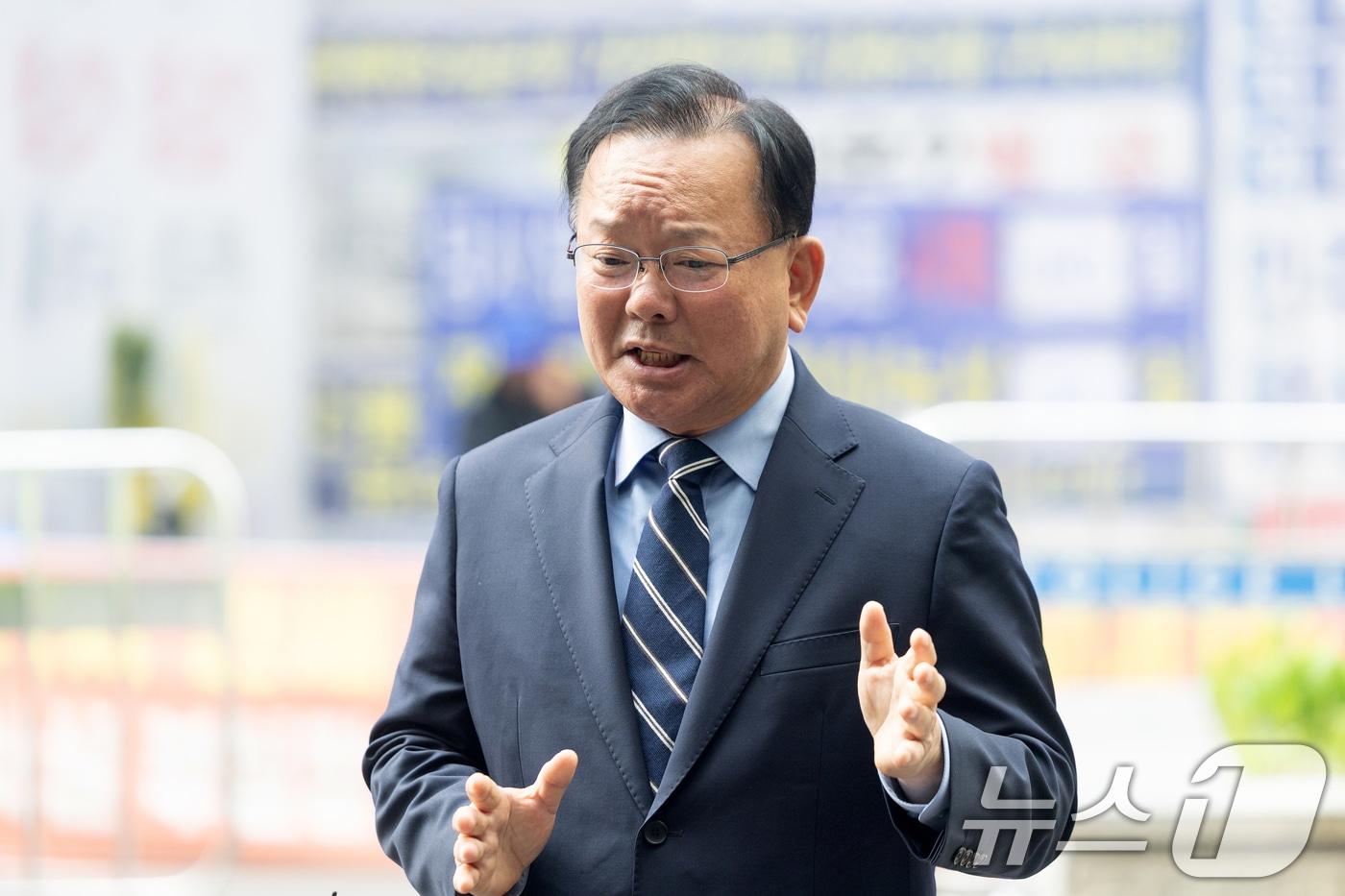 본문 이미지 - 대구시장 출마를 선언한 김부겸 전 국무총리가 3일 오전 서울 여의도 더불어민주당 중앙당사에서 후보자 면접을 보기 전 취재진의 질문에 답하고 있다. 이날 민주당 중앙당 공천관리위원회는 김 전 총리를 만장일치로 대구시장 후보로 선정했다. 2026.4.3 ⓒ 뉴스1 이승배 기자