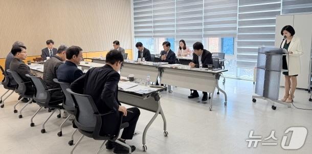 본문 이미지 - 전북특별자치도 교육환경보호위원회 회의 모습.(전북교육청 제공, 재판매 및 D 금지)/뉴스1