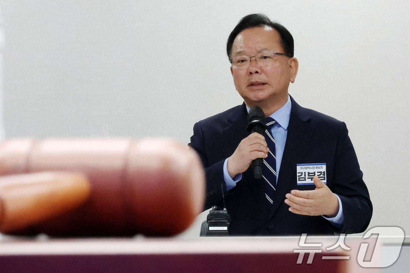 본문 이미지 - 대구시장 출마를 선언한 김부겸 전 국무총리가 3일 오전 서울 여의도 더불어민주당 중앙당사에서 후보자 면접을 보고 있다. 2026.4.3 ⓒ 뉴스1 이승배 기자