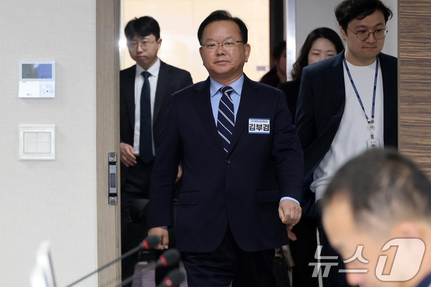 본문 이미지 - 대구시장 출마를 선언한 김부겸 전 국무총리가 3일 오전 서울 여의도 더불어민주당 중앙당사에서 후보자 면접 보기 위해 발걸음을 옮기고 있다. 2026.4.3 ⓒ 뉴스1 이승배 기자