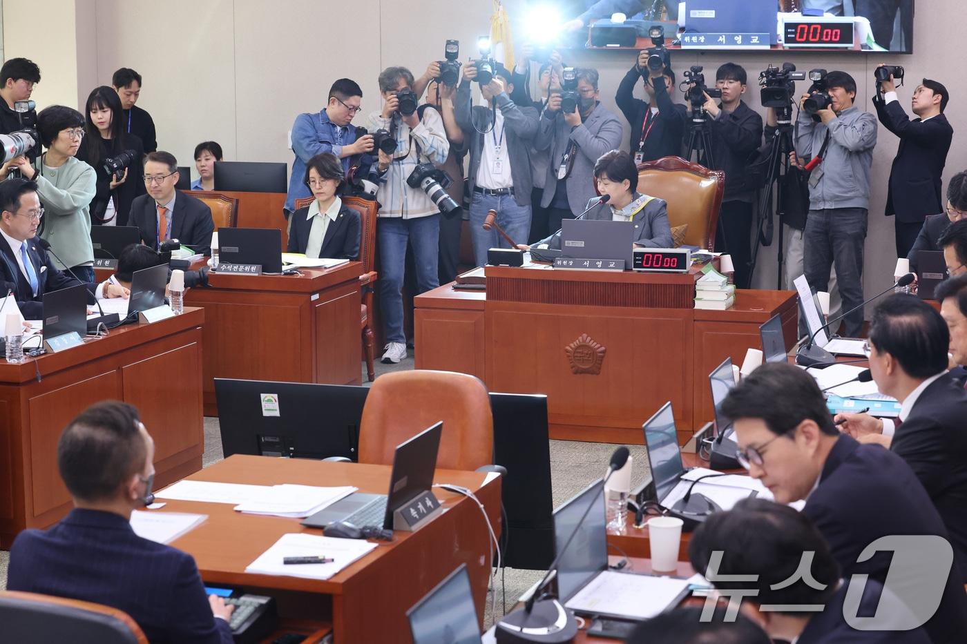 본문 이미지 - 서영교 위원장이 3일 서울 여의도 국회에서 열린 윤석열정권정치검찰조작기소의혹사건진상규명국정조사특별위원회 전체회의에서 의사봉을 두드리고 있다. 2026.4.3 ⓒ 뉴스1 신웅수 기자