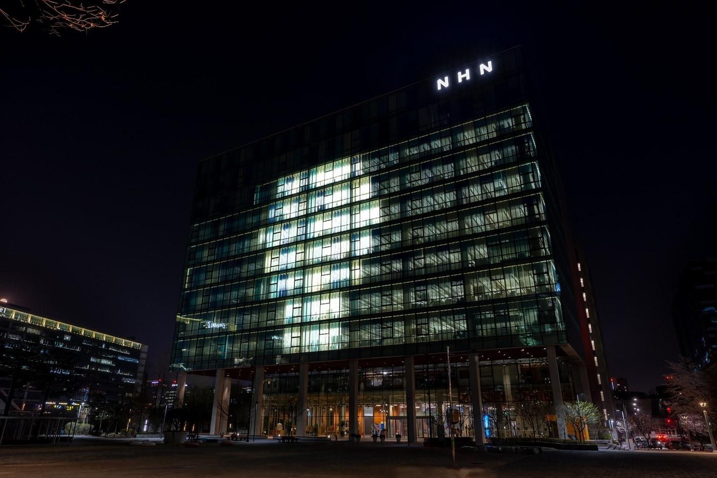 본문 이미지 - NHN은 지난 2일 오후 '세계 자폐인의 날'을 맞아 경기도 판교 사옥을 활용해 연대의 불빛을 구현하는 '블루라이트 캠페인'에 참여했다. (NHN 제공)