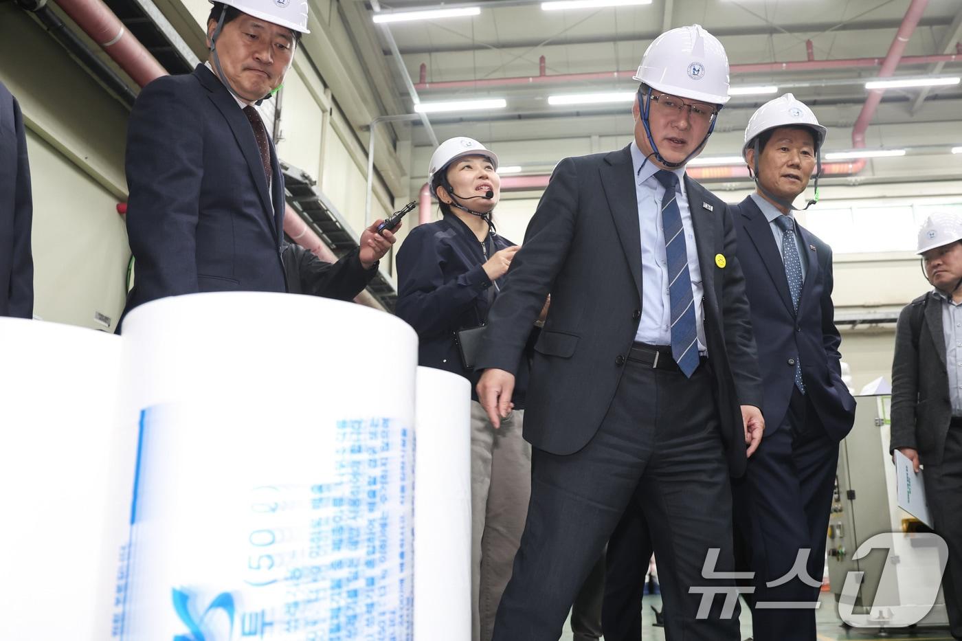 본문 이미지 - 김성환 기후에너지환경부 장관이 인천 서구 구립장애인직업재활시설에서 종량제봉투 수급 현황을 점검하고있다. 2026.4.3 ⓒ 뉴스1 임지훈 인턴기자