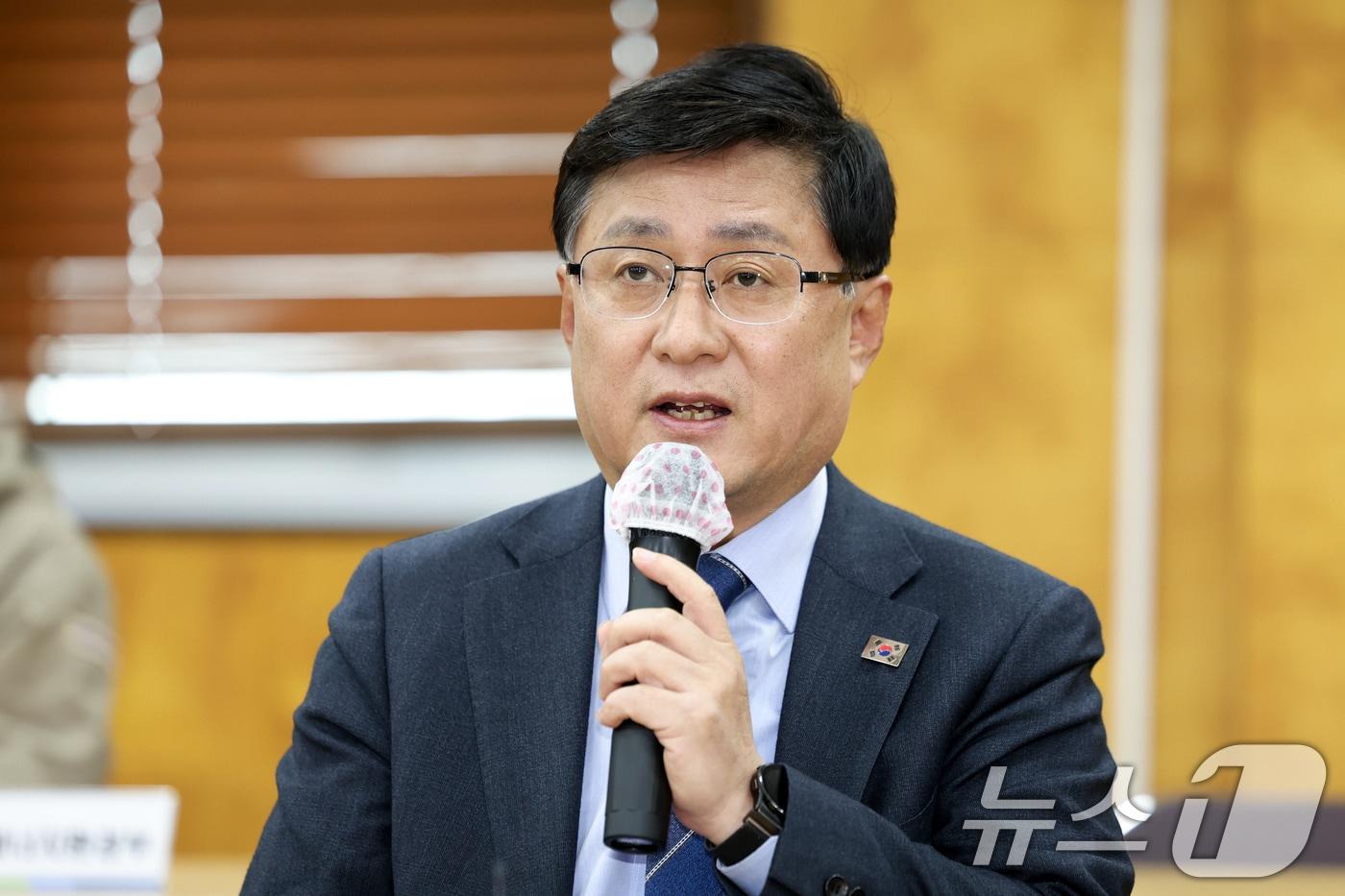 본문 이미지 - 김성환 기후에너지환경부 장관이 관계자들과 현장 간담회를 하고 있다. ⓒ 뉴스1 임지훈 인턴기자