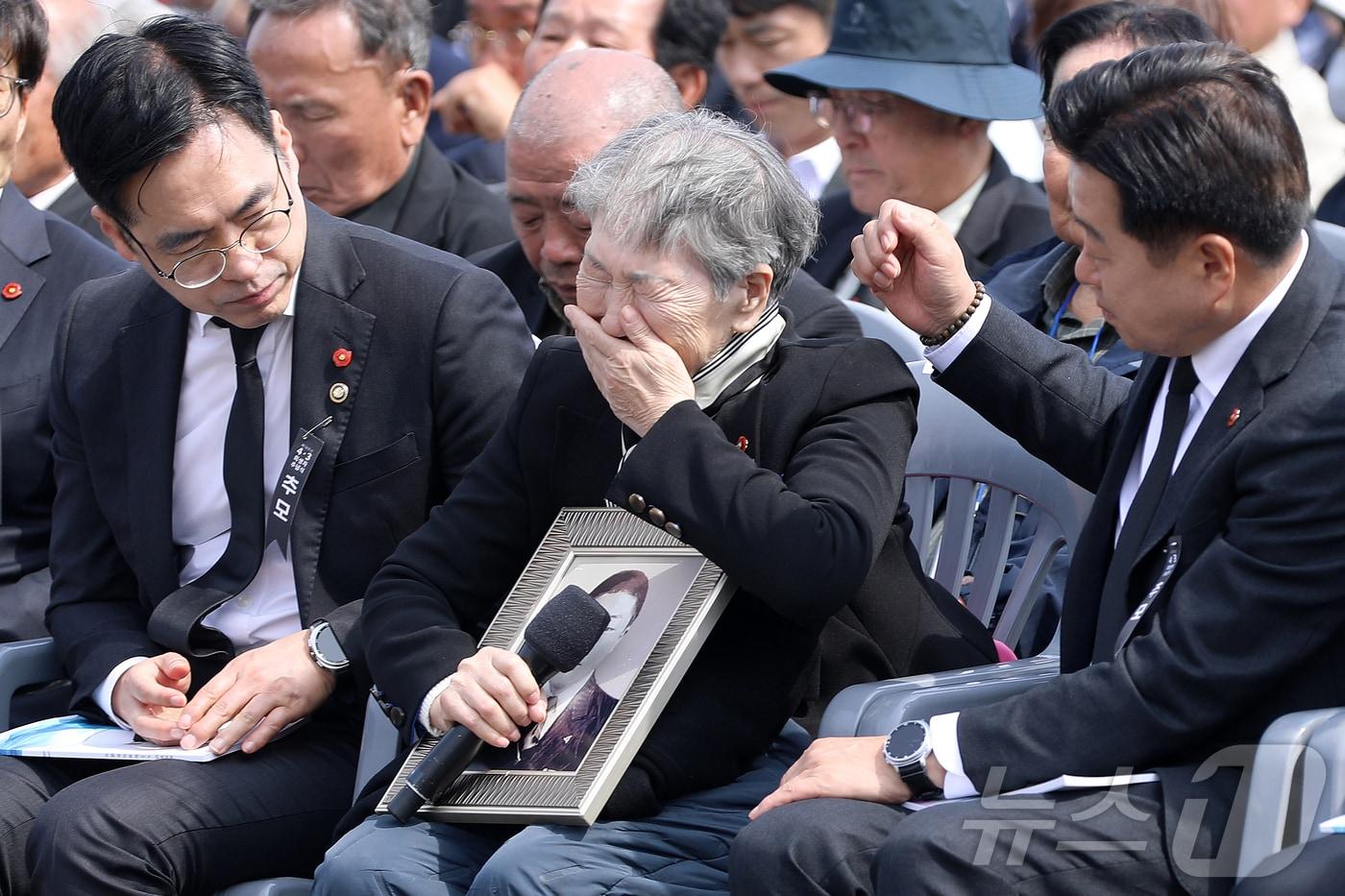 본문 이미지 - 3일 오전 제주4·3평화공원에서 열린 제78주년 4·3 희생자 추념식에서 70여 년만에 친아버지의 자녀로 가족관계등록부를 정정한 고계순 씨(78)가 친아버지의 영정을 품에 안고 오열하고 있다. 2026.4.3 ⓒ 뉴스1 오미란 기자