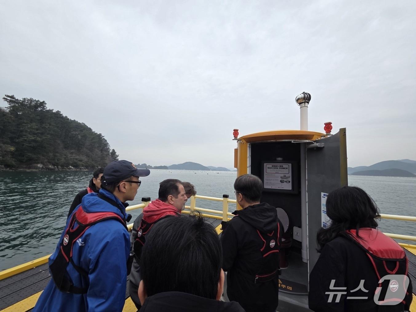 본문 이미지 - 지정해역 현장점검을 진행하고 있는 미 FDA 점검단.(통영시 제공. 재판매 및 DB금지)