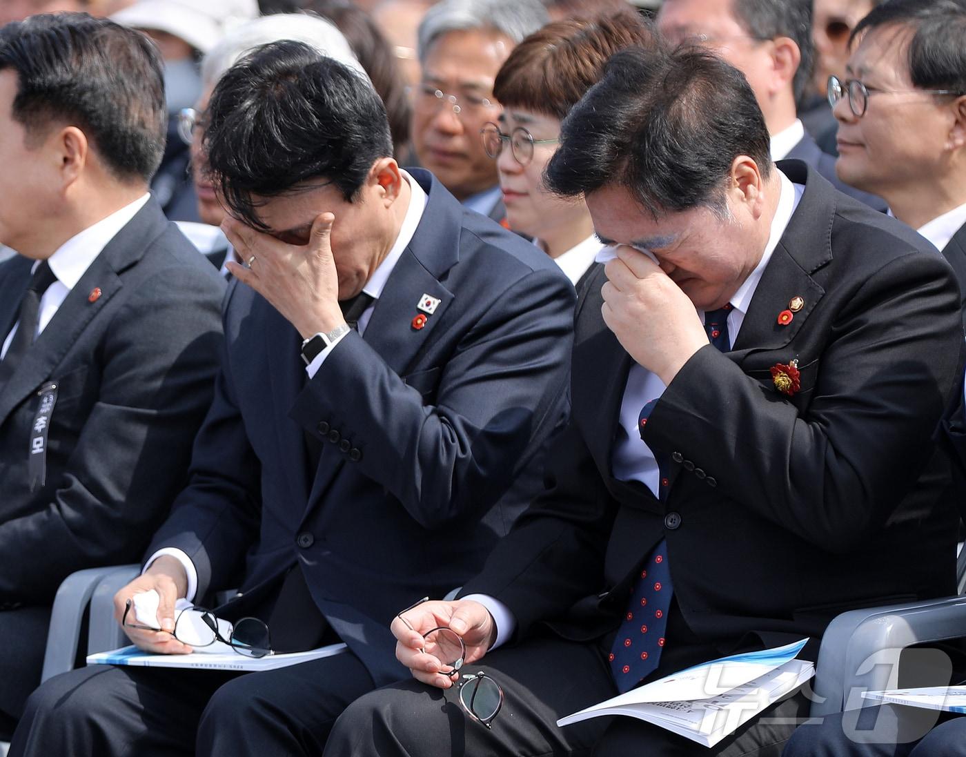 본문 이미지 - 3일 오전 제주4·3평화공원에서 열린 제78주년 4·3 희생자 추념식에서 유족 고계순 씨(78)의 사연이 소개되자 김민석 국무총리와 우원식 국회의장이 눈물을 흘리고 있다. 2026.4.3 ⓒ 뉴스1 오미란 기자