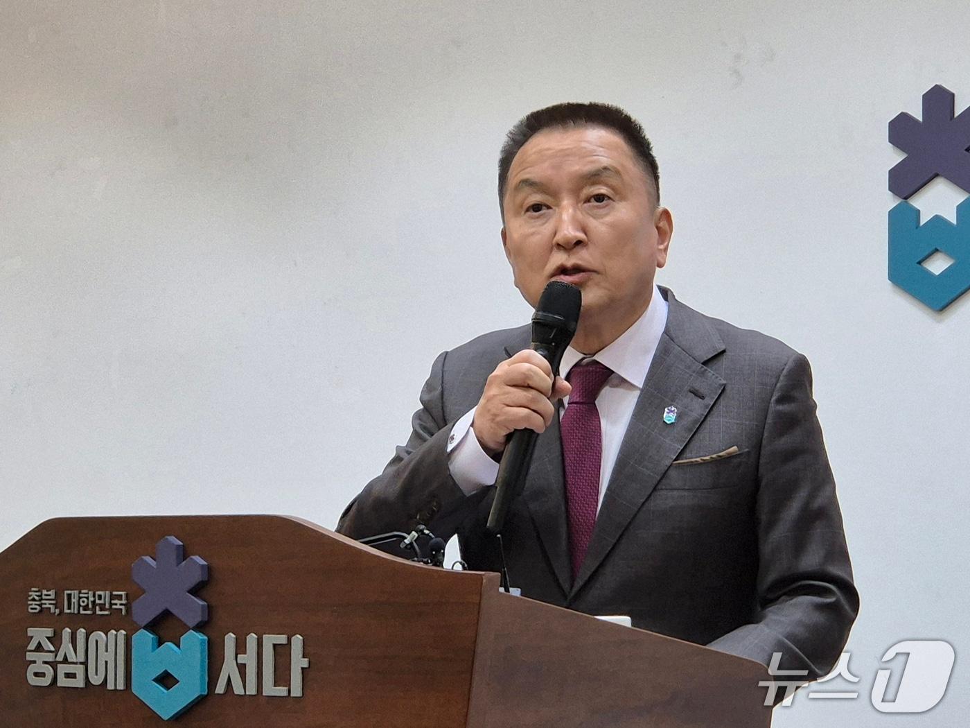 본문 이미지 - 김영환 충북지사가 3일 도청 브리핑룸에서 국민의힘 공천관리위원회가 충북지사 경선을 원점에서 시작하기로 한 결정과 관련해 입장을 밝히고 있다.