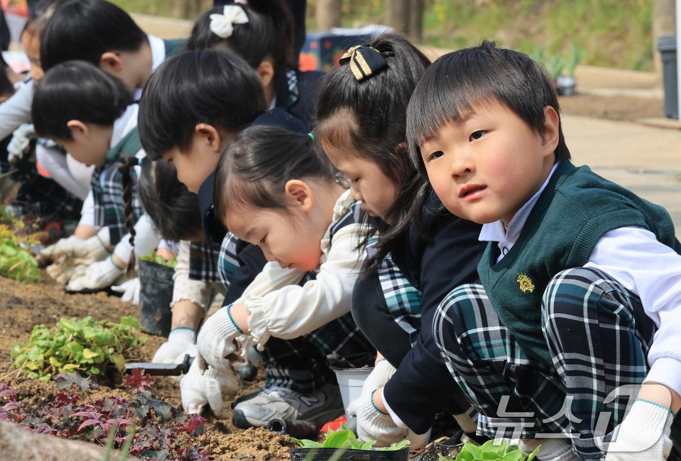 본문 이미지 - 3일 오전 서울 강남구 개포동 양재천 개포근린공원에서 열린 식목일 맞이 '참여의 정원 숲' 조성 행사에서 어린이들이 화초를 심고 있다. 2026.4.3 ⓒ 뉴스1 임세영 기자