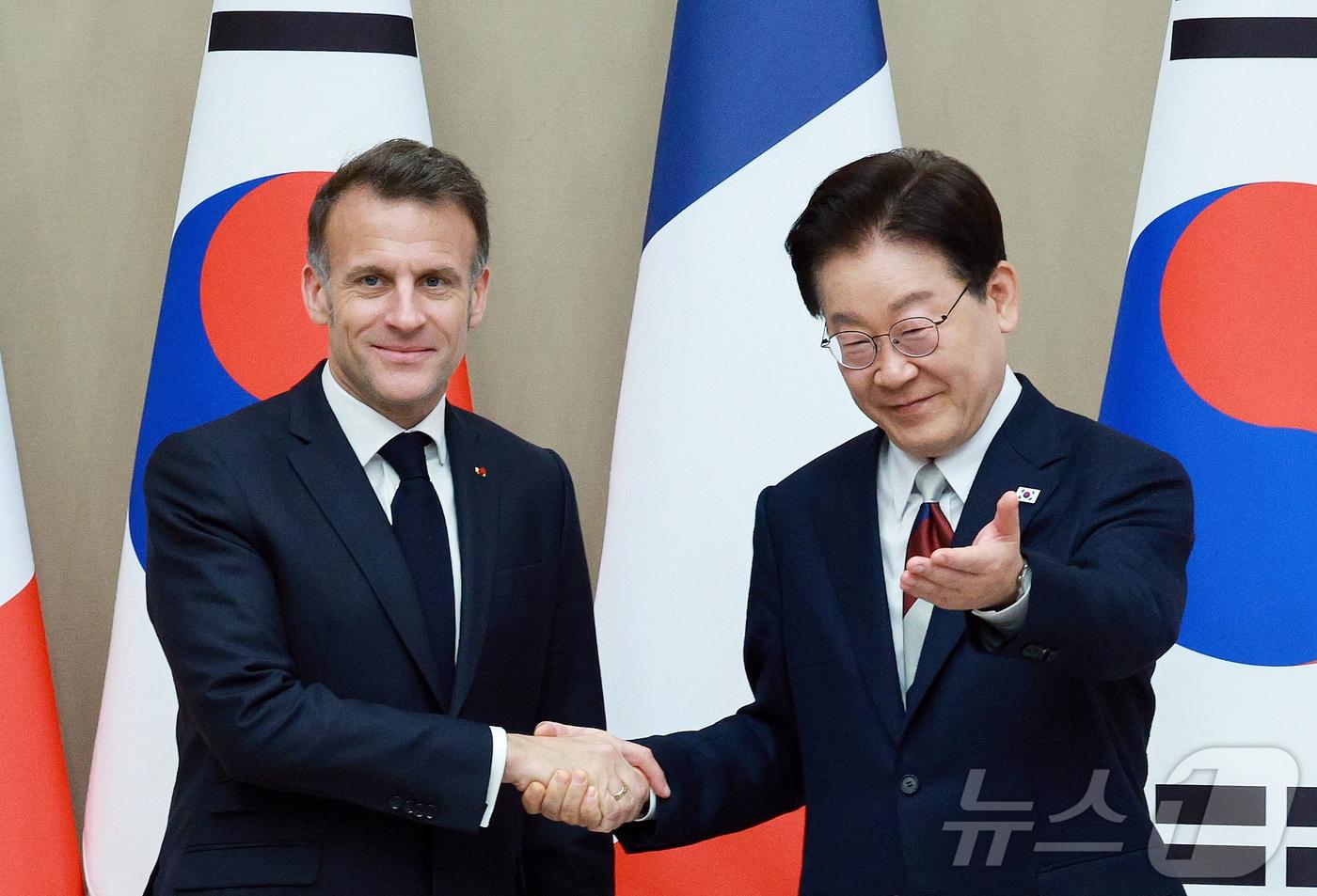 본문 이미지 - 이재명 대통령이 3일 청와대에서 열린 확대 정상회담에서 에마뉘엘 마크롱 프랑스 대통령에게 자리를 안내하고 있다. 2026.4.3 ⓒ 뉴스1 허경 기자